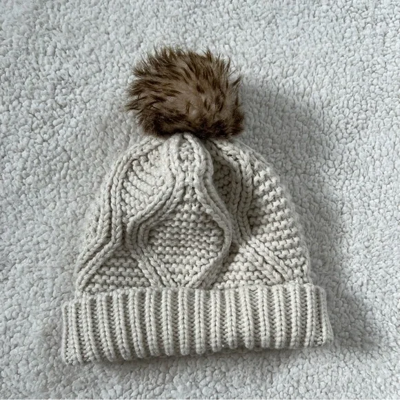 Garage Cable Knit  Pompom Hat - Picture 4 of 5